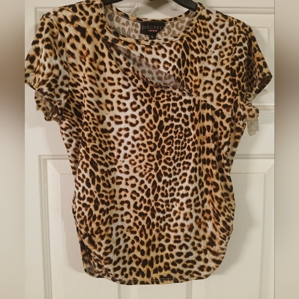 Discreet Short Sleeve Animal Print Top Blouse Size L